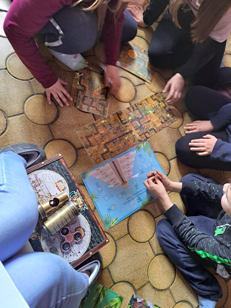 Kids lösen gemeinsam Rätsel in einem Escape-Room-Setting