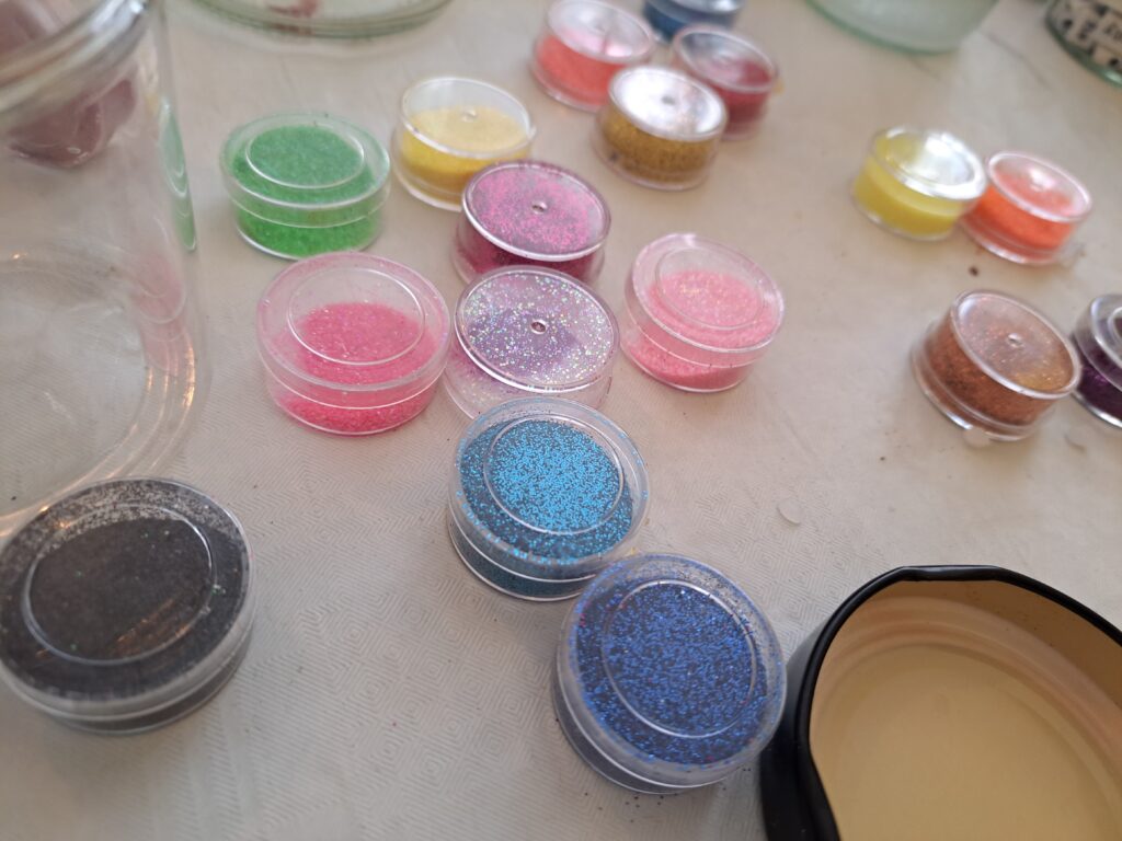 Kinder dekorieren Schokolade in einem Workshop